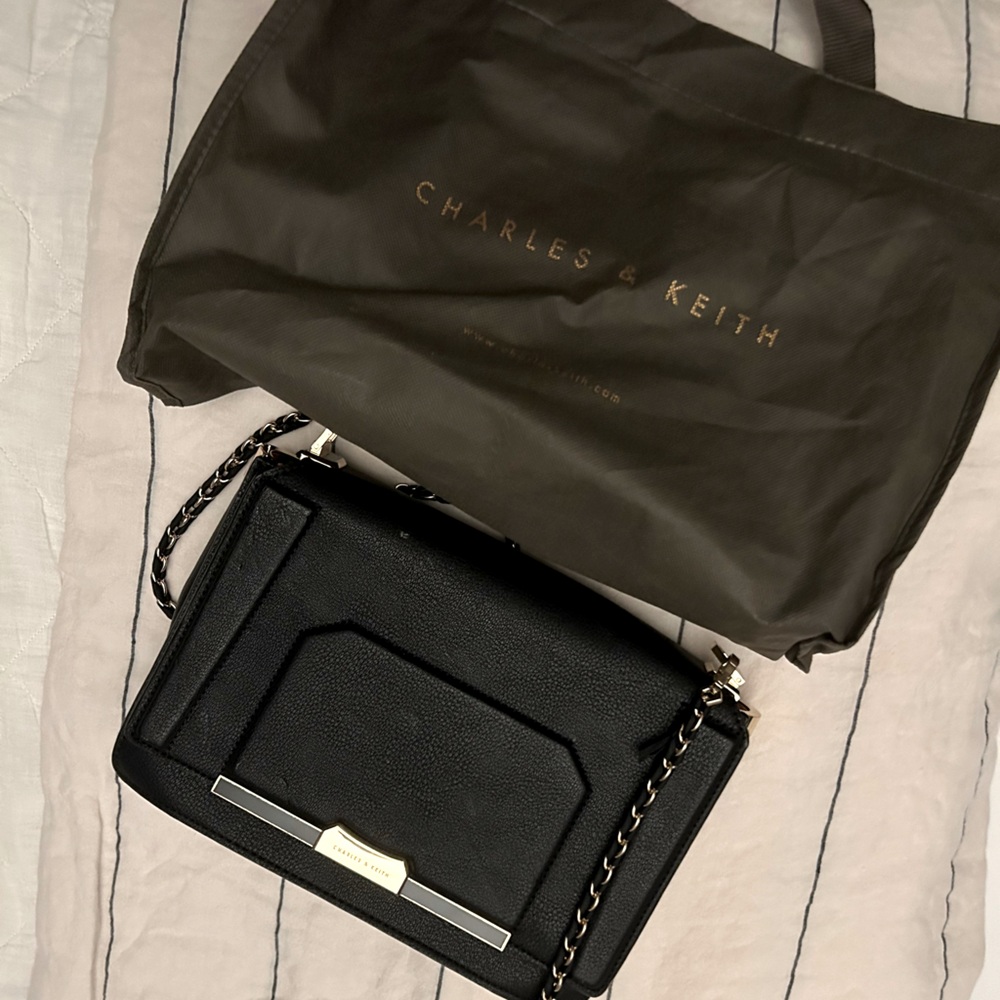 Charles & Keith 🖤 Beautiful long woven black and gold chain shoulder box bag.